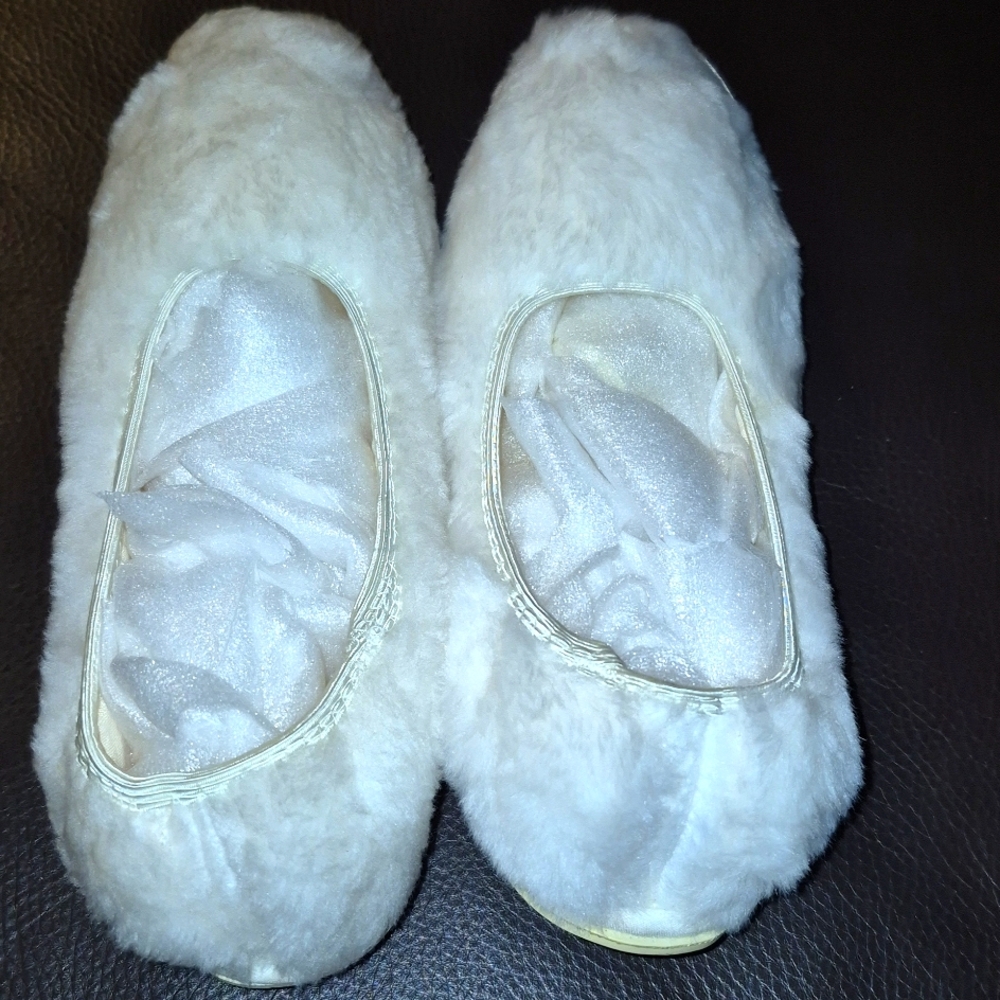 Love Mates slippers for women sizes 6.5-7.5 Bright white